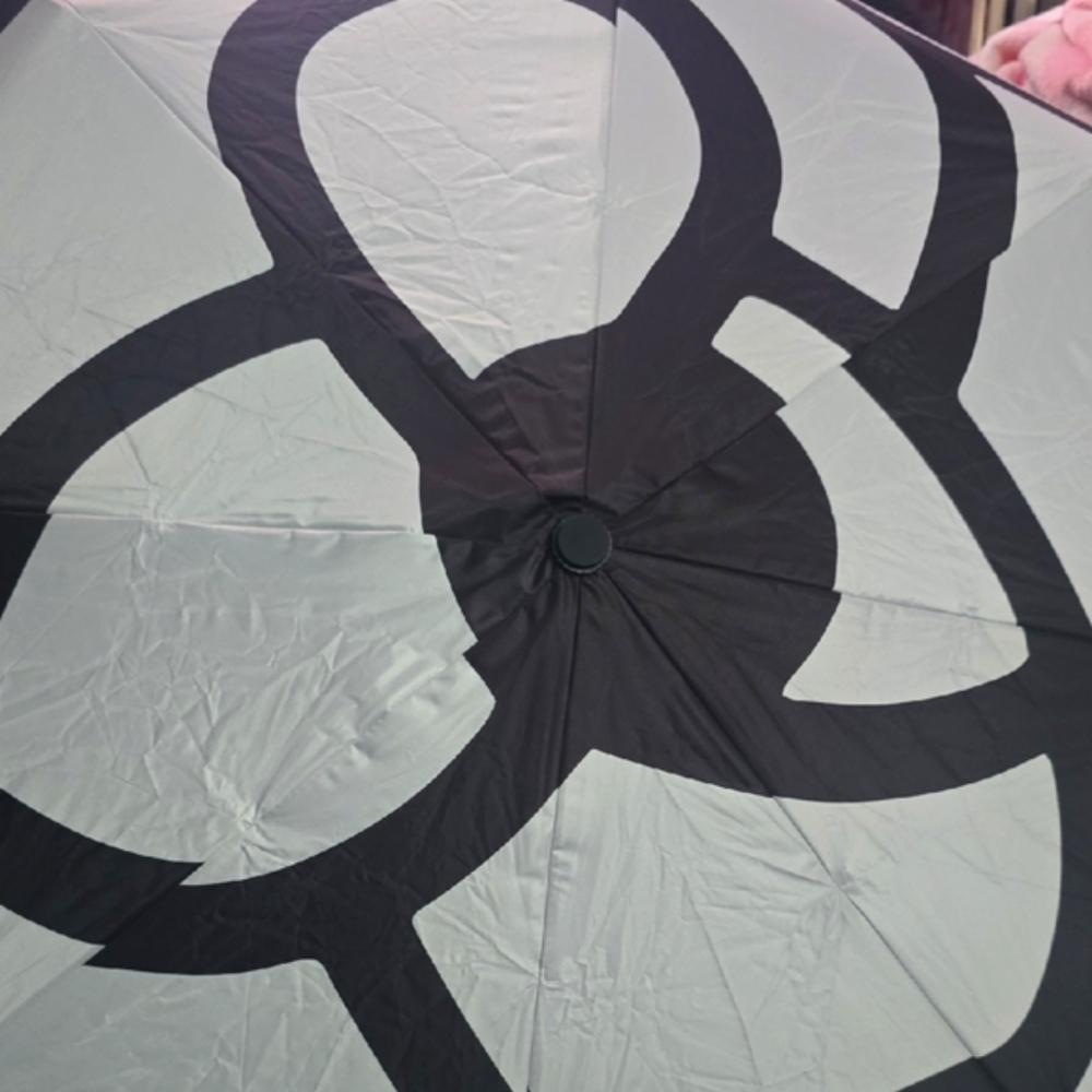 Camilla Flower White & Black Compact Umbrella (FITS 2)(LARGE/COMPACT)(NWOT)🖤✨️ - Picture 2 of 5